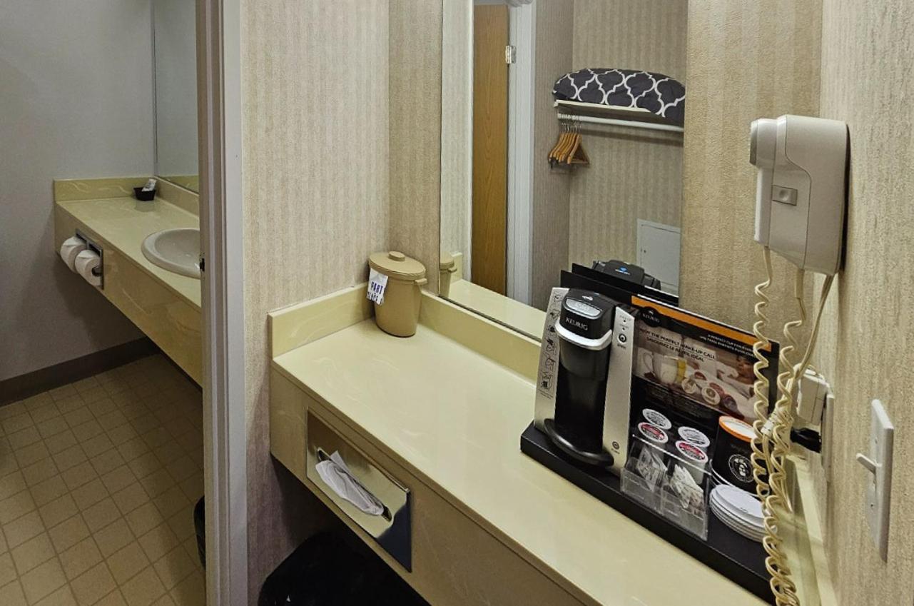 Perfect Inns & Suites Weyburn 외부 사진